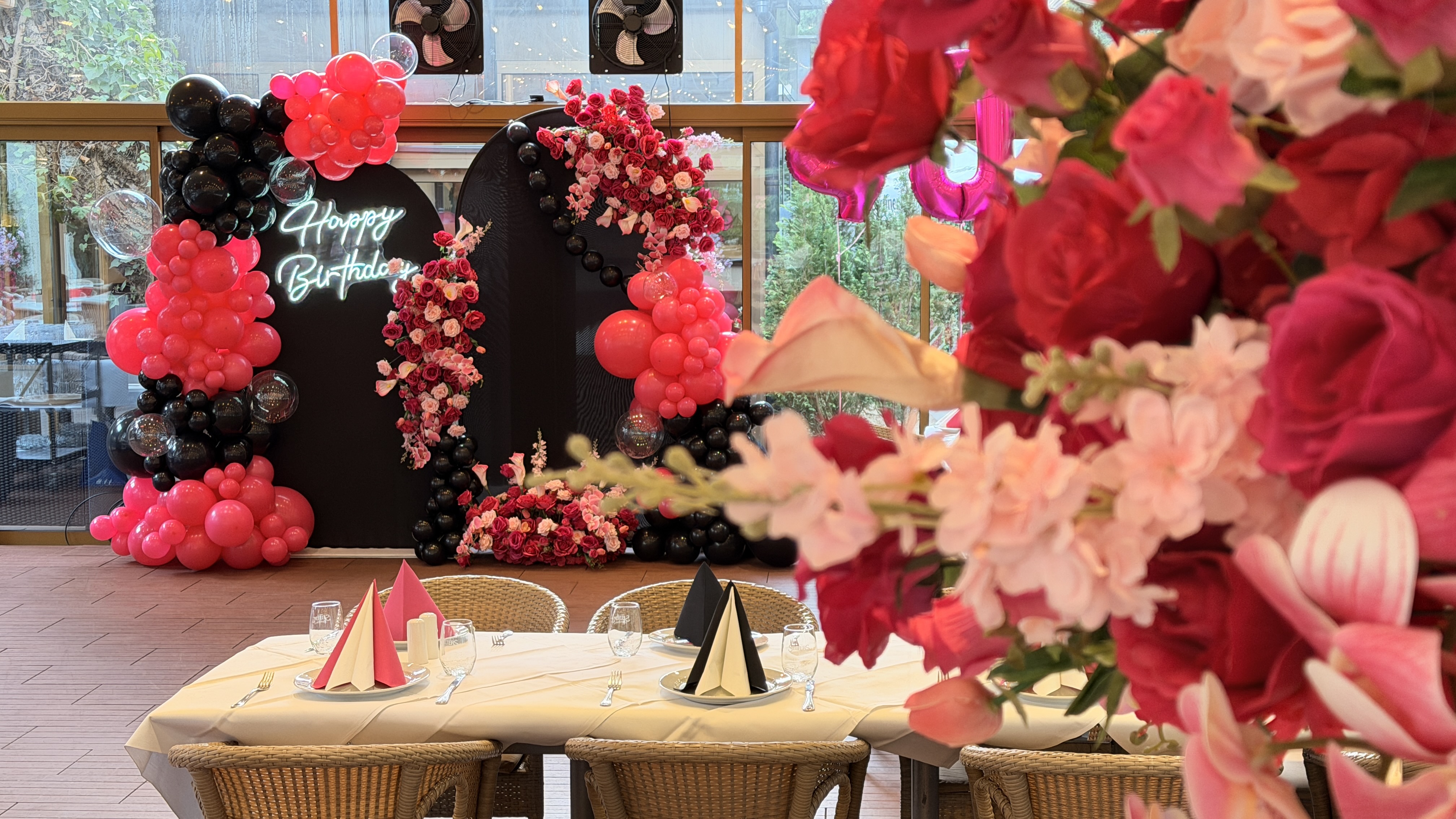 Happy Birthday Event mit Neon-Schild