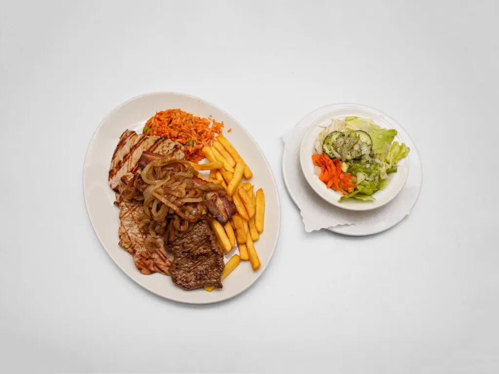 Räubersäbel der Adlermühle mit gebratenen Zwiebeln, Pommes frites, Djuvec-Reis und Beilagensalat