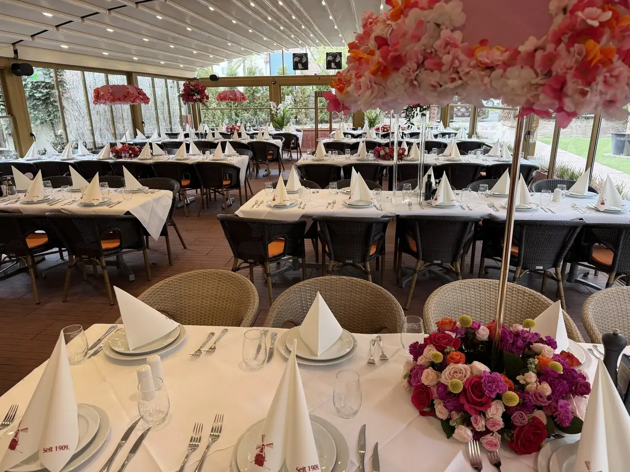 Eingedeckte Festtafel im Pavillon der Adlermühle
